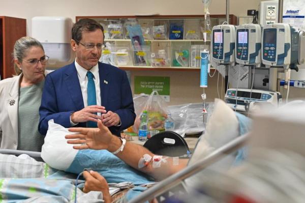 President Isaac Herzog visited the wounded at Soroka